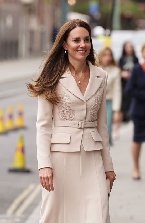 Kate Middleton con su traje de chaqueta y falda beige