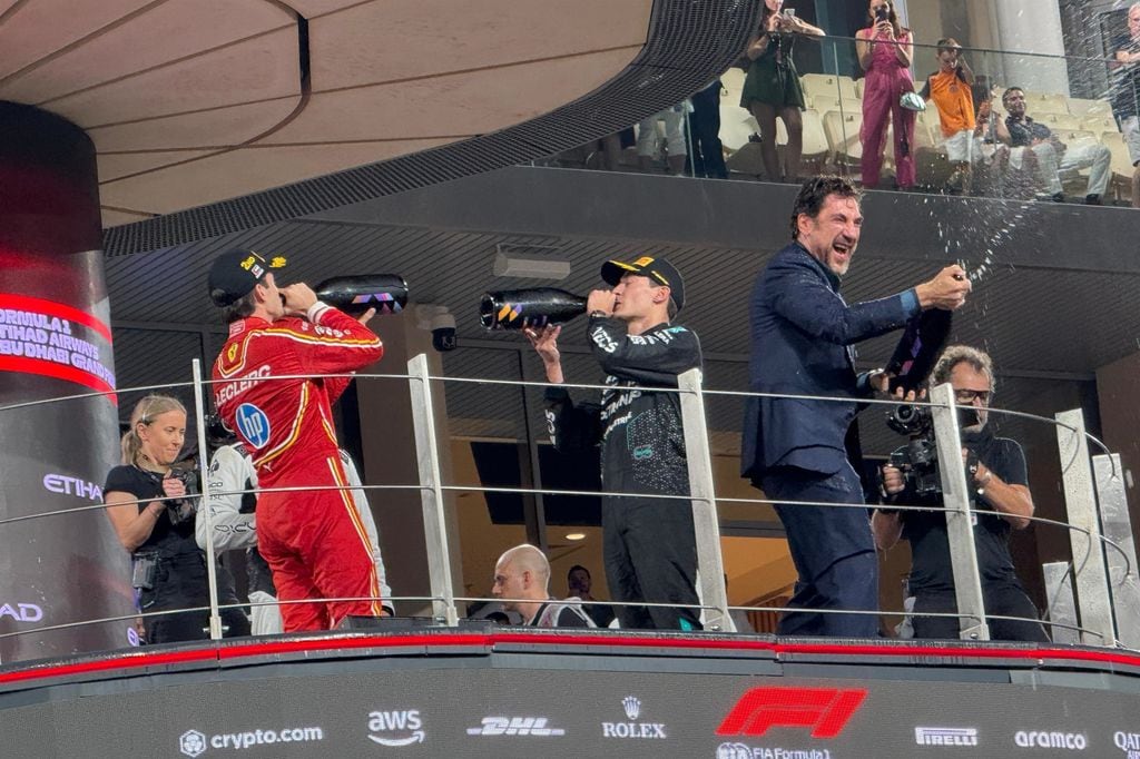 Javier Bardem celebra el triunfo de su piloto en la ficción, Brad Pitt, en el Gran Premio de Abu Dhabi