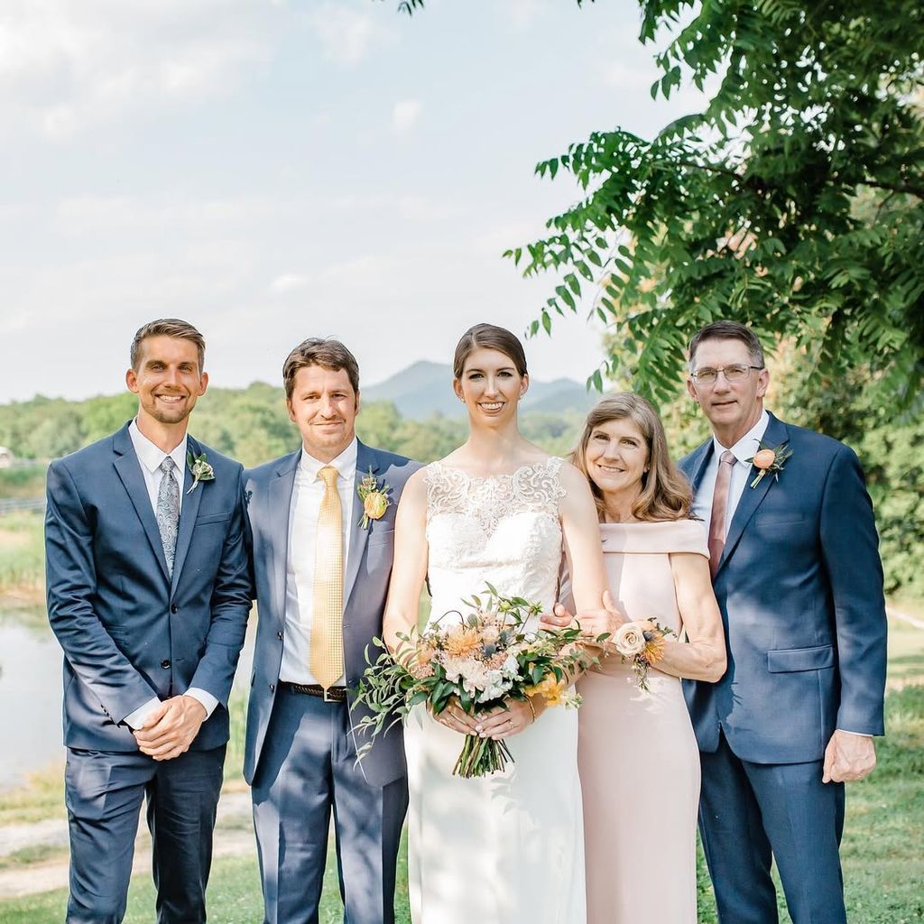 Andrew Cross en la boda de su hermana, Jenna Spooner, encargada de dar a conocer públicamente su fallecimiento