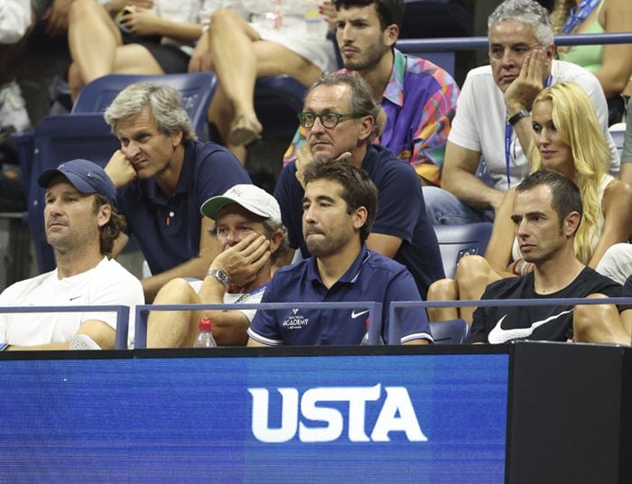 Carlos Moya, Carolina Cerezuela y Sebastian Yatra viendo a Rafa Nadal