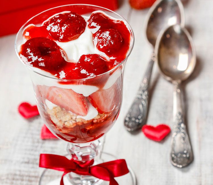 Copa San Valentín de galleta con nata y fresas