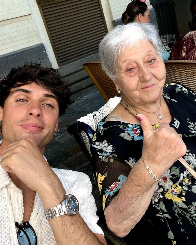 Daniel Illescas y su abuela Carmen de viaje