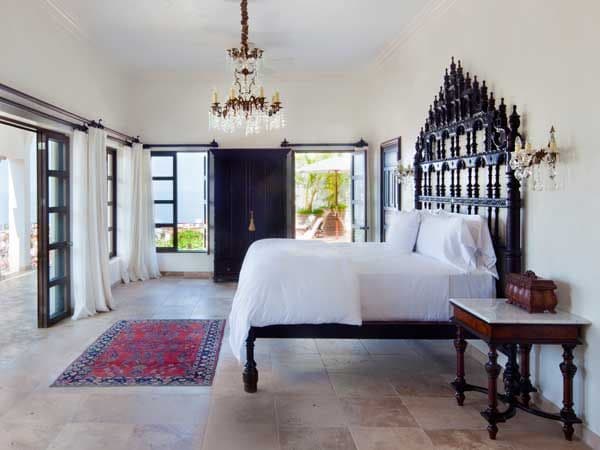 Con todo el encanto del estilo colonial y la magia de sus origenes –fue el refugio en Puerto Vallarta de Liz Taylor y Richard Burton– Casa Kimberly (casakimberly.com) es una verdadera delicia para sus moradores.
