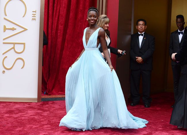 lupita nyongo vestido azul prada