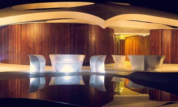 La iluminación puntual te permite crear atmósferas que se adaptan a cada situación y momento. La propuesta de Vondom, elegante y original, crea una luz suave y confortable.
