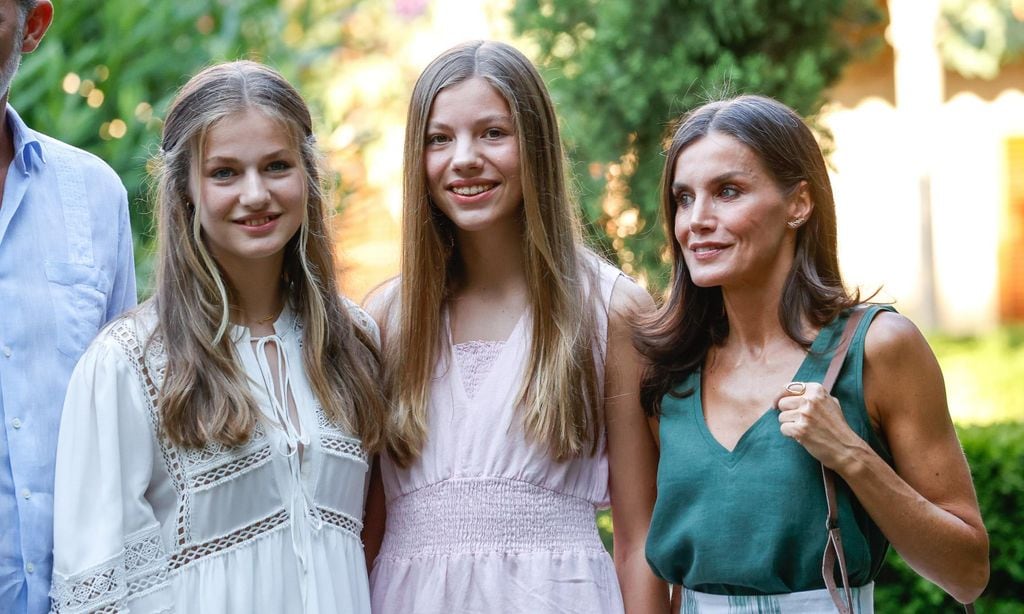 Reina Letizia con infanta Sofía y princesa Leonor