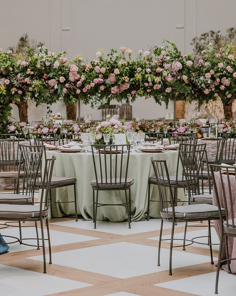 Centros de mesa con flores suspendidas. WP Vintage bodas. Flores: Ferini