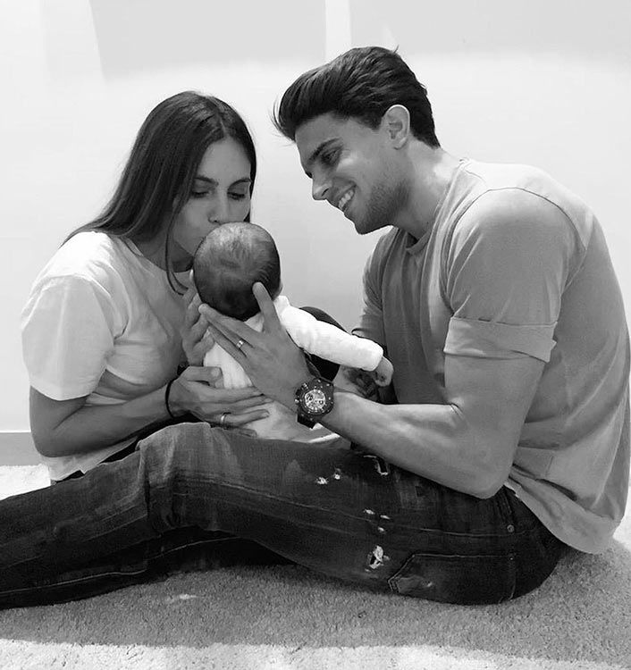 Marc Bartra y Melissa Jiménez celebran emocionados el primer cumplemes de su bebé