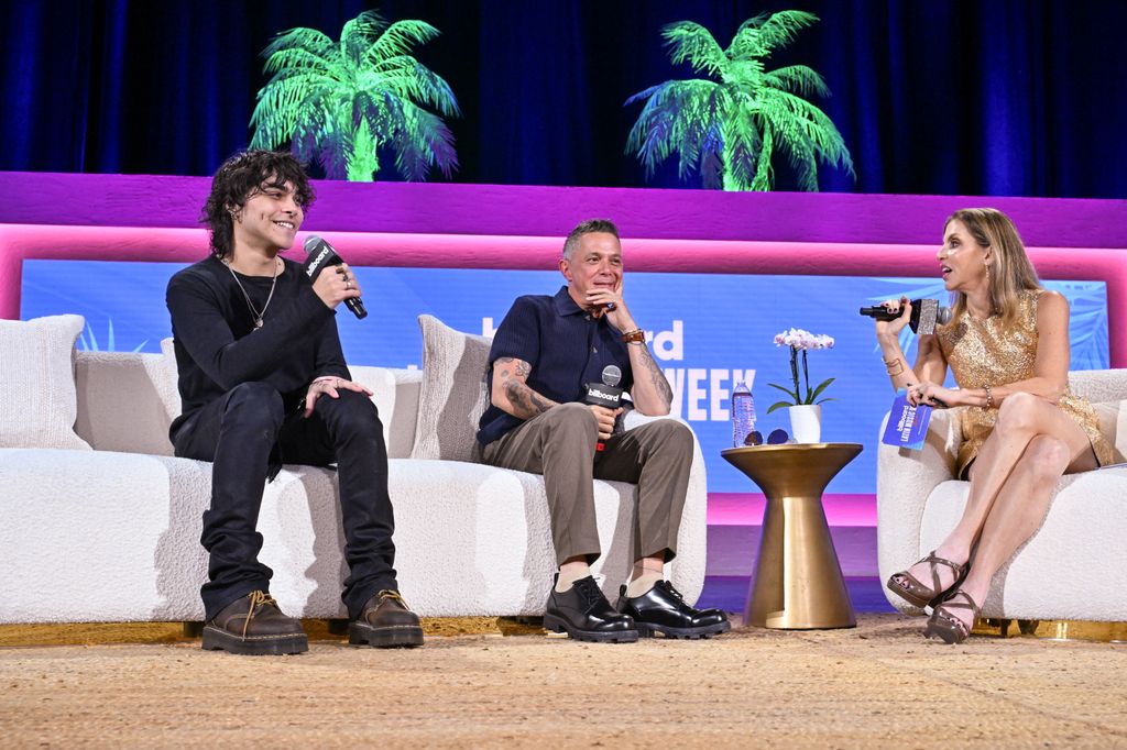 Alejandro Sanz con su hijo Alexander durante una charla en la Billboard Latin Music Week en Miami Beach, Florida, el 16 de octubre de 2024