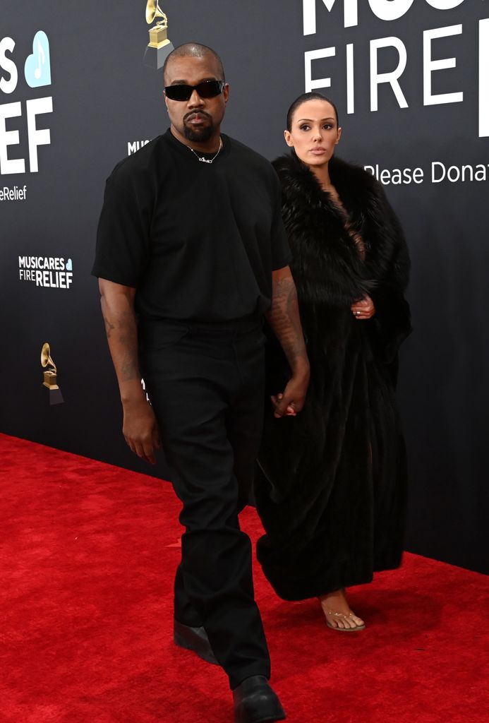 Kanye West y Bianca Censori causaron revuelo a su paso por los GRAMMY 2025.