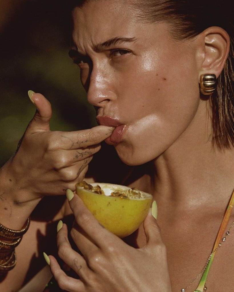 Hailey Bieber en una campaña de Rhode