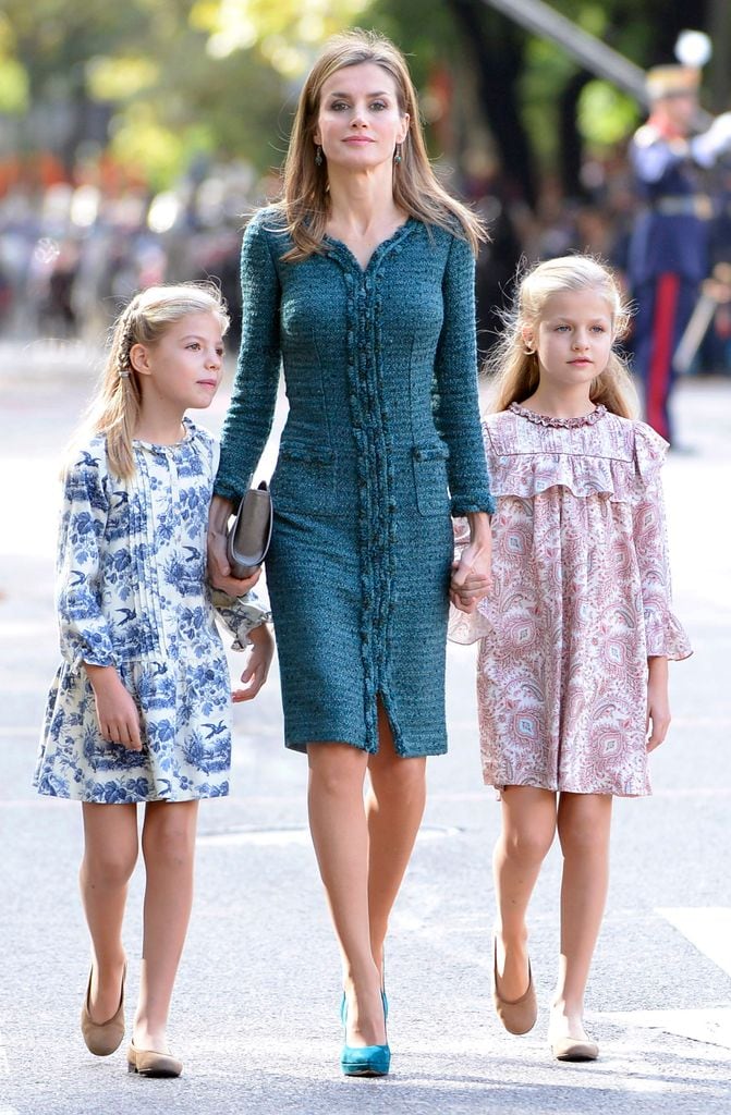 Reina Letizia con Leonor y Sofía en el 12 de octubre de 201