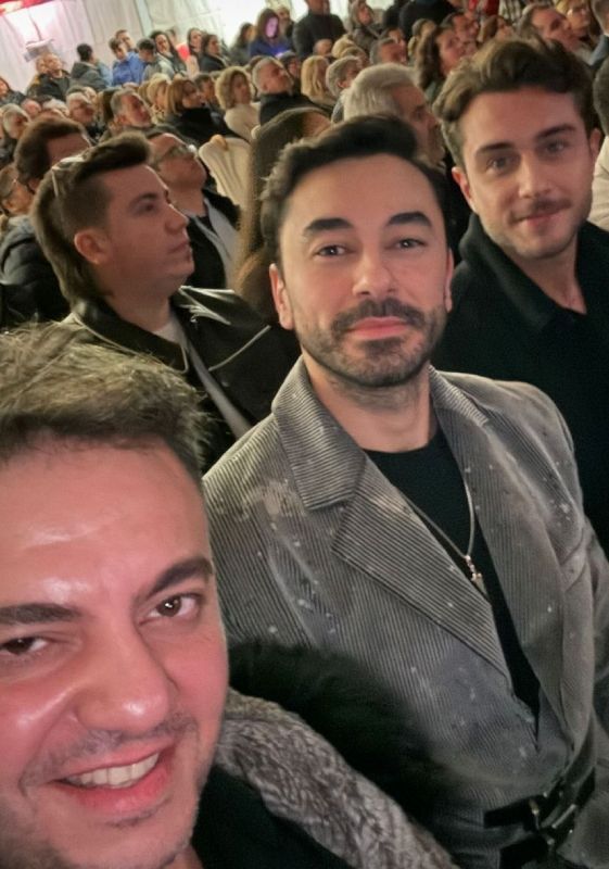 Onur Seyit Yaran y Gokhan Alkan se sentaron juntos durante la gala