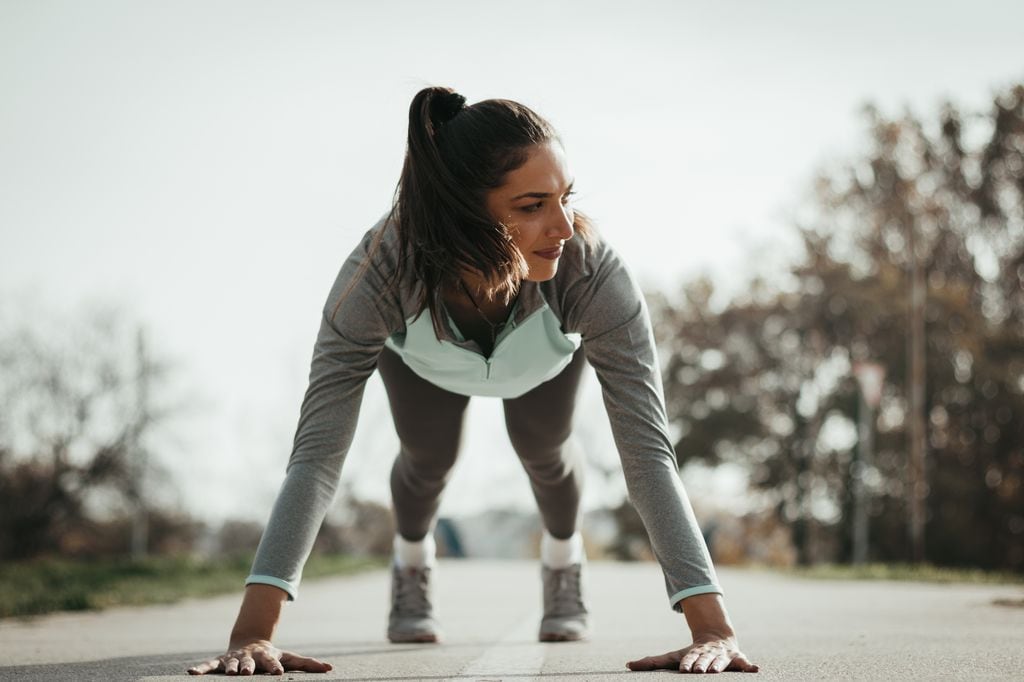 mujer haciendo ejercicio físico en un parque