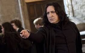 Los libros describe a Severus Snape como a un hombre pálido y delgado