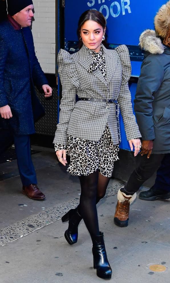 vanessa hudgens lleva blazer con vestido por las calles de nueva york