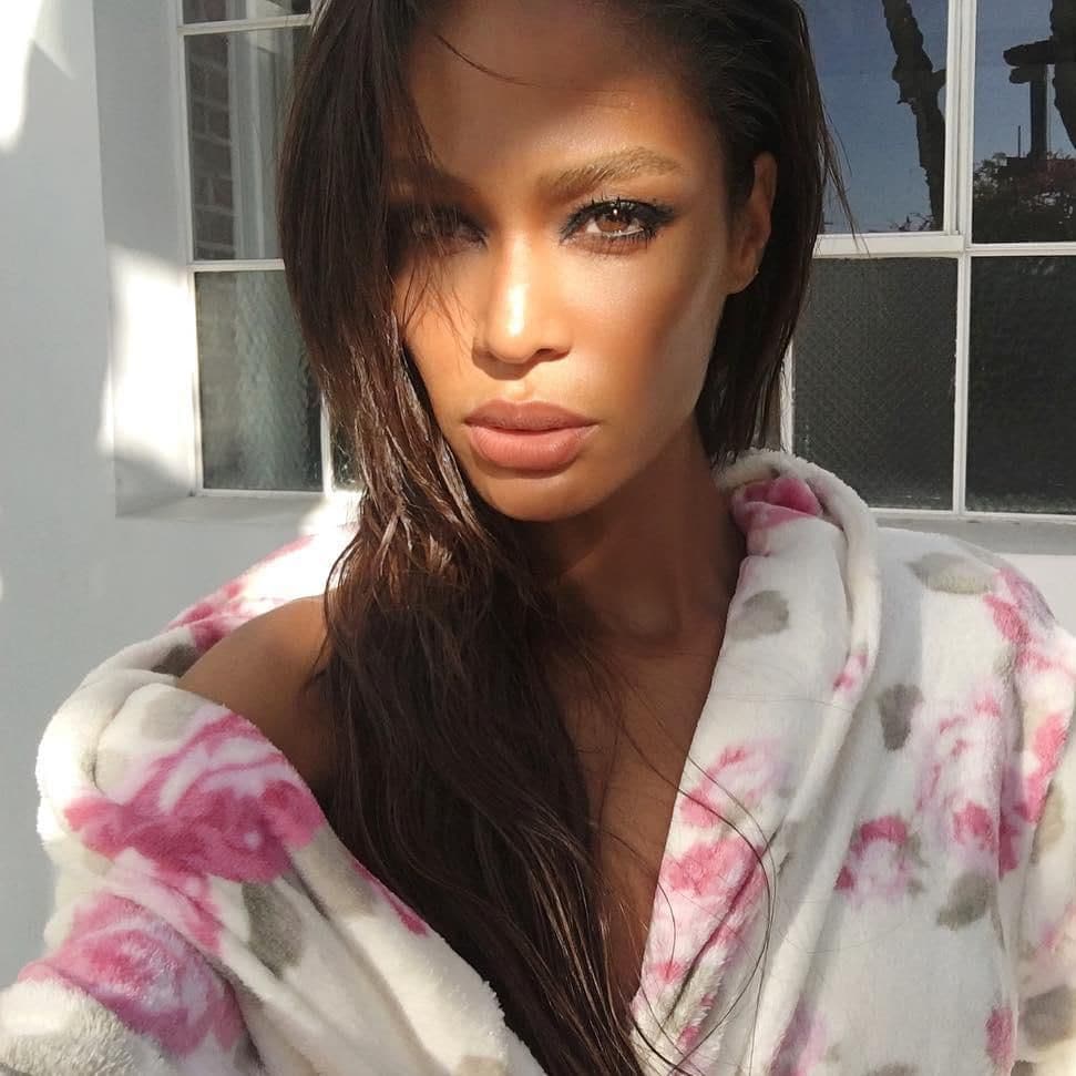 Joan Smalls al natural sin maquillaje