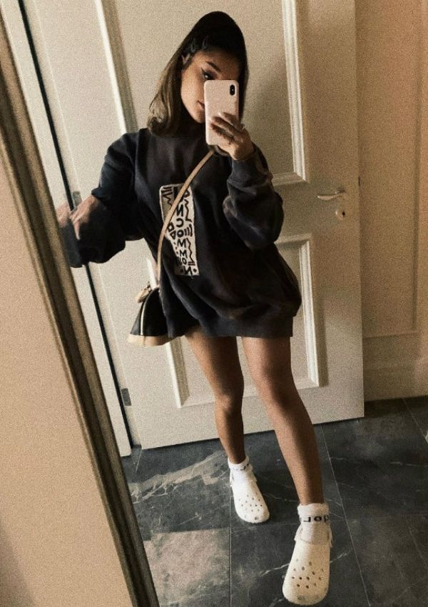 Ariana Grande llevando unos zueco Crocs de color blanco