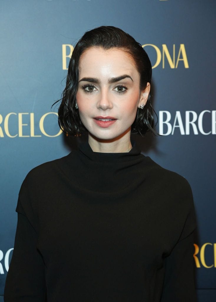 Lily Collins peina su bob en un "wet-look"