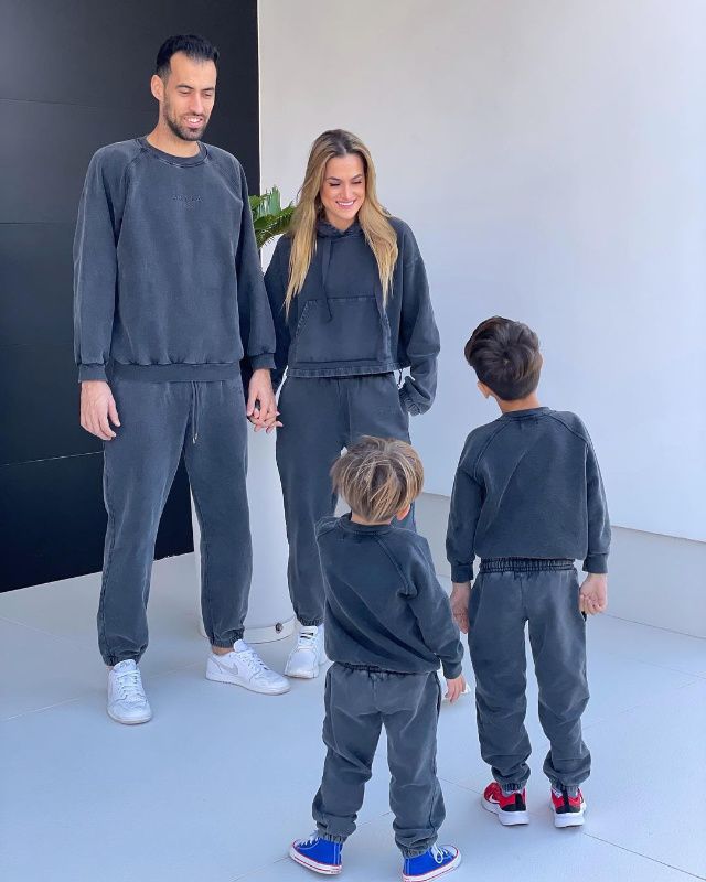 Busquets con su mujer y sus hijos