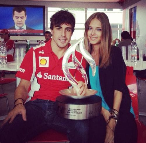 Fotografía de la cuenta de Twitter de Dasha Kapustina, posando con el trofeo del Gran Premio de Alemania