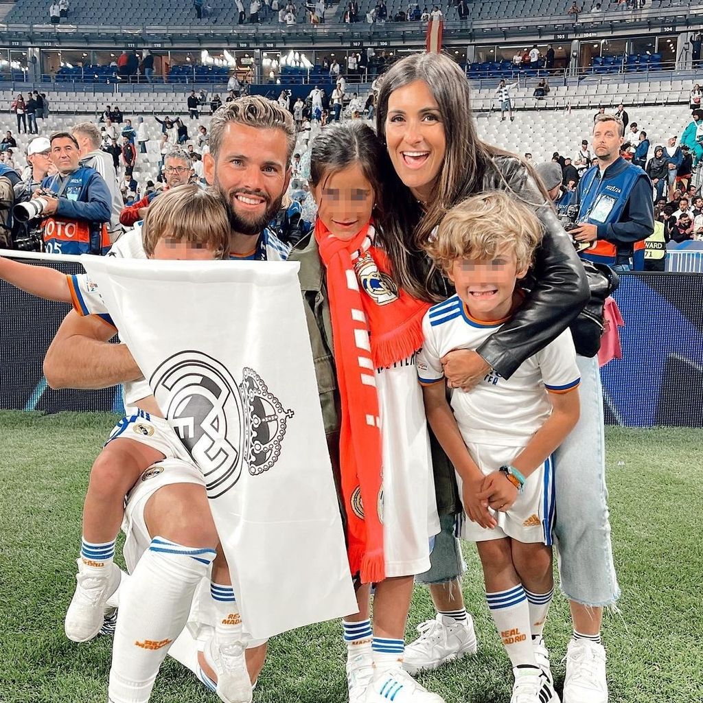 Nacho Fernández célèbre un titre au Real Madrid avec sa femme et ses enfants