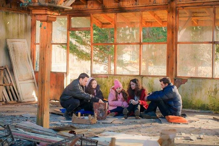 En 'Hermanos', los Eren tiene que dormir en una fabrica abandonada