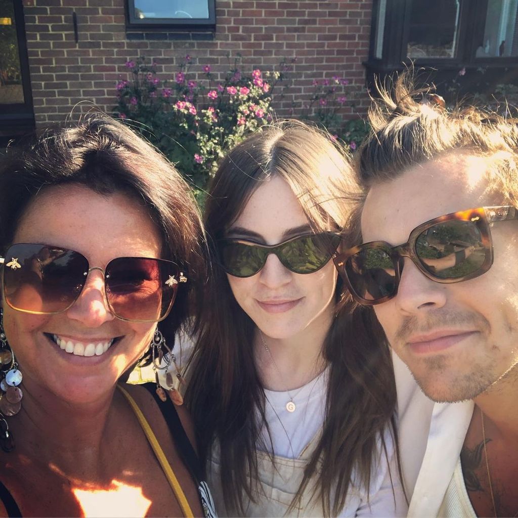 Harry Styles con su madre Anne Twist y su hermana Gemma Styles