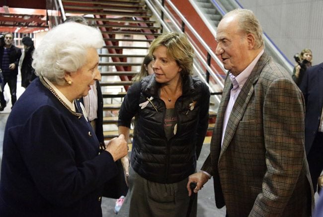 Coincidiendo con la celebración del 40 aniversario de su proclamación como Rey, don Juan Carlos quiso mostrar todo su apoyo a su hermana, la infanta Pilar, que es presidenta de honor de la organización, y acercarse hasta el mercadillo benéfico
