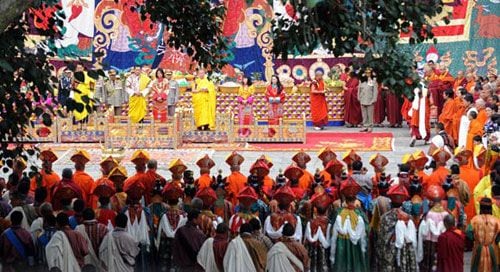 Eel rey Jigme Khesar Wangchuk y Jetsun Pema decidieron no invitar a miembros de otras Familias Reales pero sí quiso compartir su felicidad con su pueblo. Como era de esperar, tanto su padre como sus cuatro esposas, estuvieron al lado de los novios durante toda la ceremonia