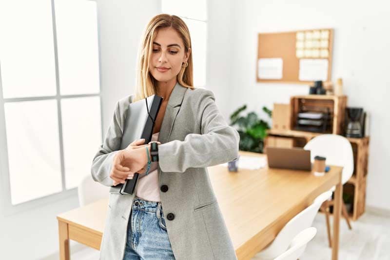 mujer mirando reloj