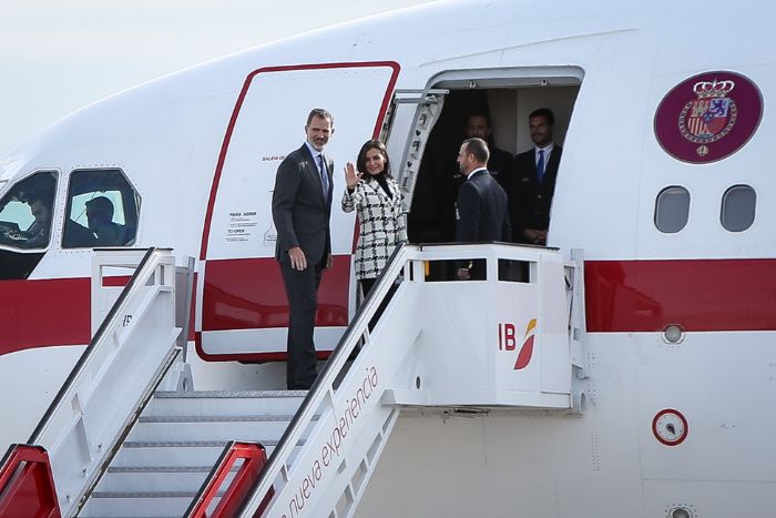 Los Reyes subiéndose a un avión