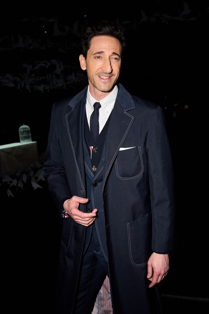 El nominado al Óscar, Adrien Brody, llega a la pasarela de Thom Browne