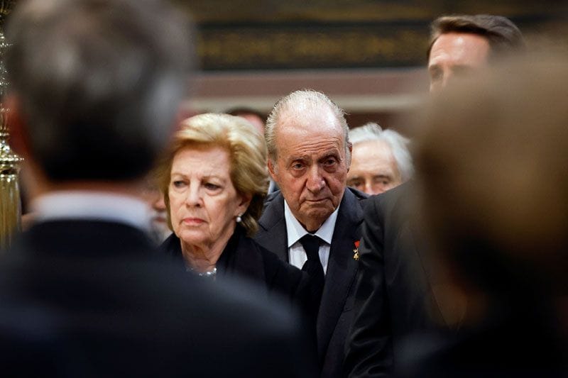 Rey Juan Carlos detrás de la reina Ana María de Grecia en el funeral del rey Constantino