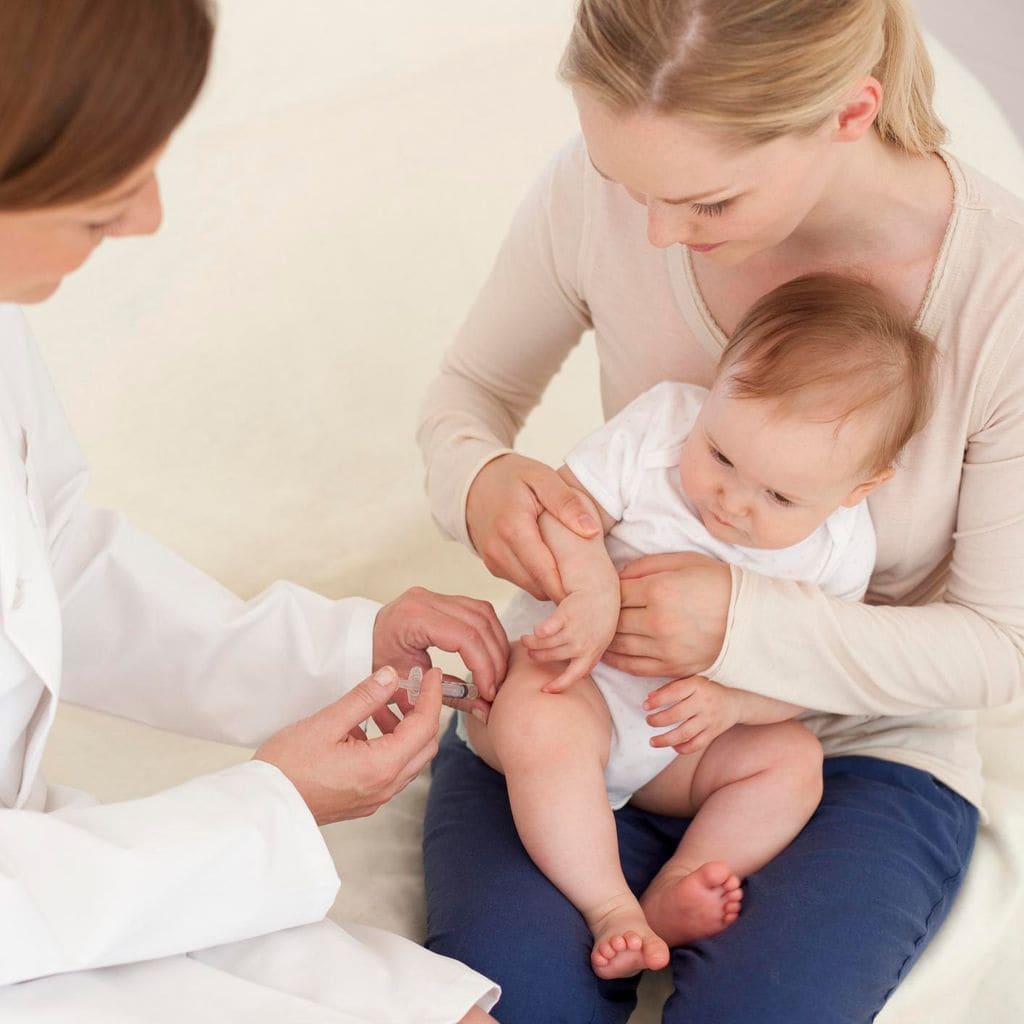 Vacuna a bebé
