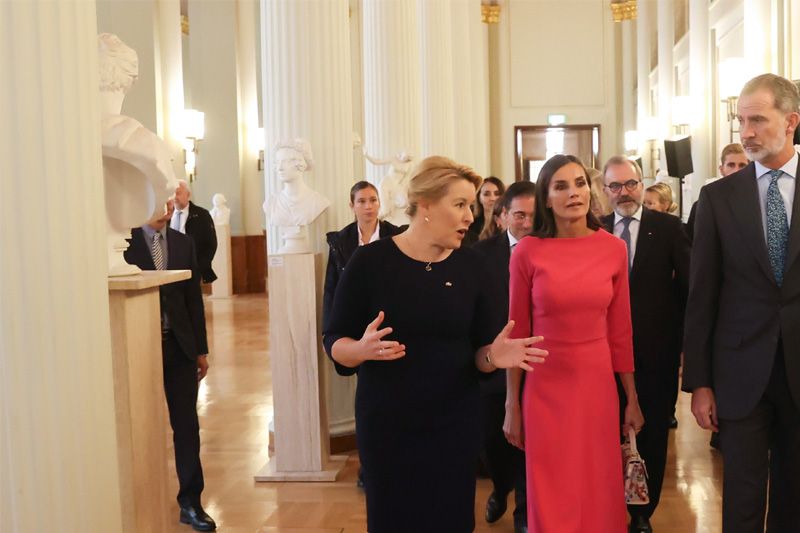 Los Reyes con la alcaldesa de Berlín en el Ayuntamiento de la ciudad