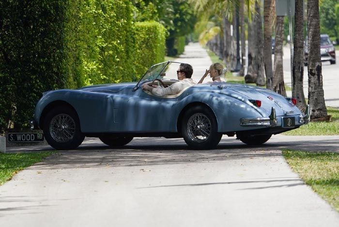 Brooklyn Beckham y Nicola Peltz con el regalo de boda de David Beckham