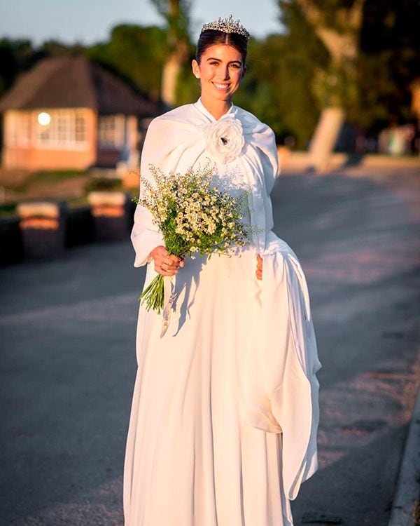 Look de novia viral con capa en Madrid