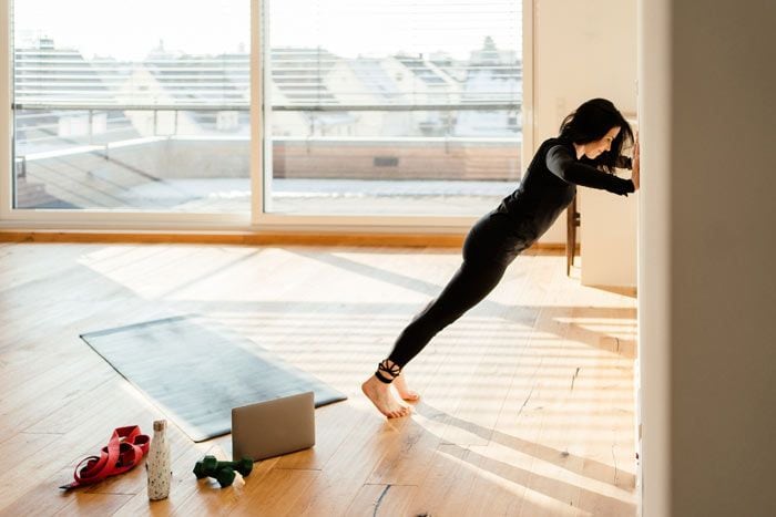 mujer haciendo ejercicio en la pared