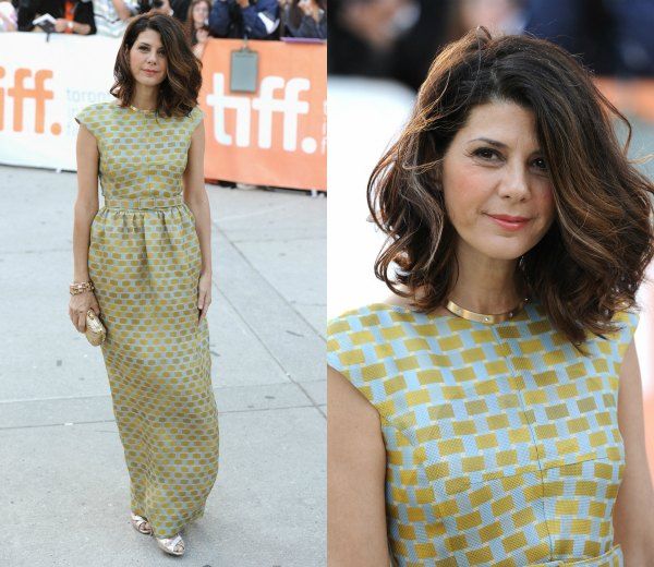 A pesar de que parezca que los años no pasan por ella, la actriz Marisa Tomei acaba de cumplir los 50, y es otro perfecto ejemplo de discreta elegancia cuando se viste de largo, con este vestido en verde y oro, con joyería sencilla y clutch y sandalias de fiesta.
