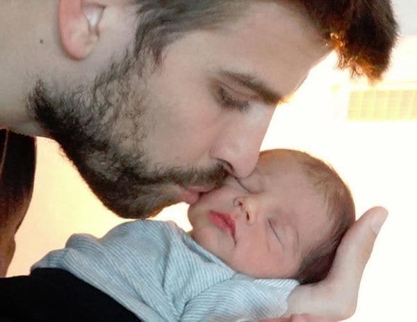 Trece días después del nacimiento pudimos conocer a Milan Piqué. La pareja escogió las redes para colgar una tierna instantánea en la que se veía a Piqué besando a Milan 