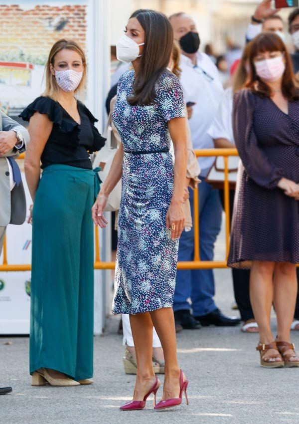 Reina Letizia con vestido estampado