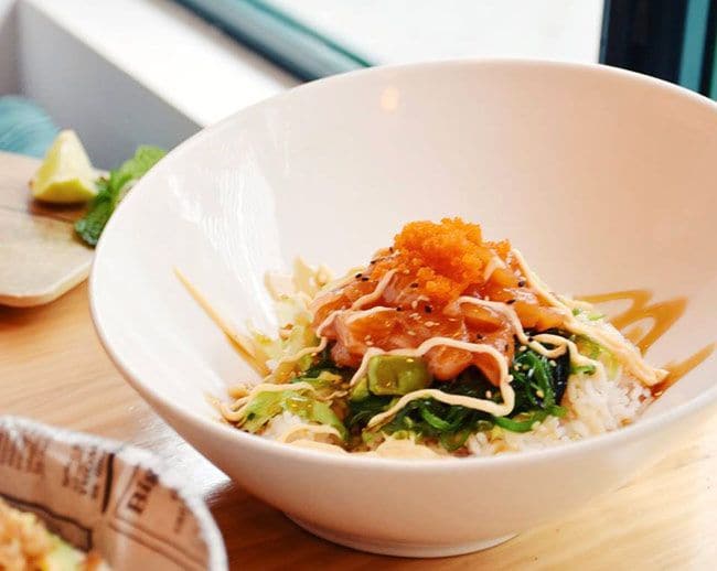 ‘Salmon Poke Bowl’, compuesto por arroz con salmón macerado, lechuga batavia, wakame y mayonesa japonesa, en el restaurante La Pagoda, Madrid.
