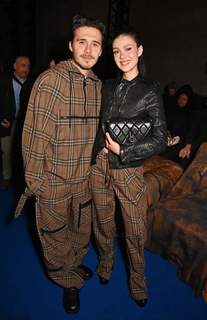 Brooklyn Beckham y Nicola Peltz en el desfile de Burberry en Londres