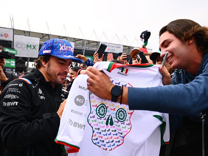 Fernando Alonso con un fan 