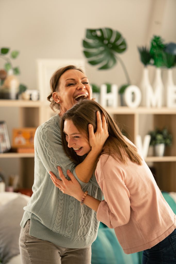 Madre e hija sonriendo