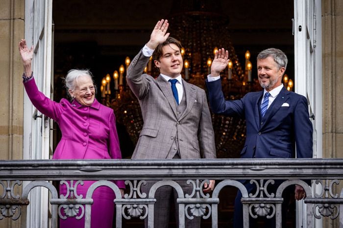 Christian de Dinamarca junto a su padre, Federico y su abuela, la reina Margarita