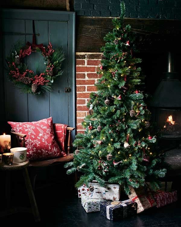 Grande, frondoso y tupido, esto es lo que marca la tradición, así es esta propuesta de Sainsbury's Home (sainsburys.co.uk). La decoración con elementos naturales, como piñas, es pura tendencia.
