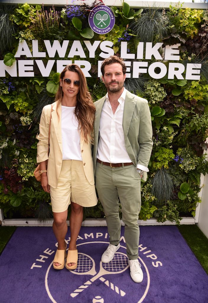  Amelia Warner y Jamie Dornan en la final de Wimbledon 2024