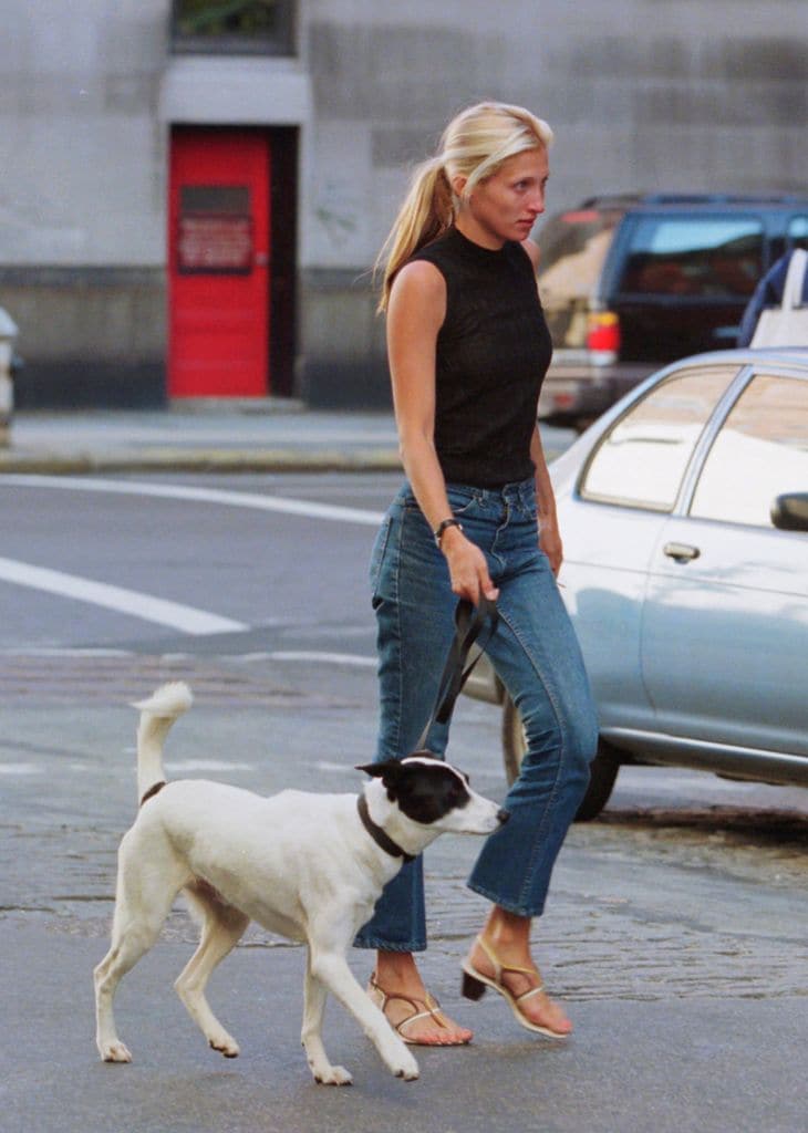 Carolyn Bessette paseando a su perro en 1996 tras llegar de su luna de miel